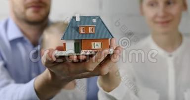 新家居理念-拥有梦想房子规模模型的年轻家庭